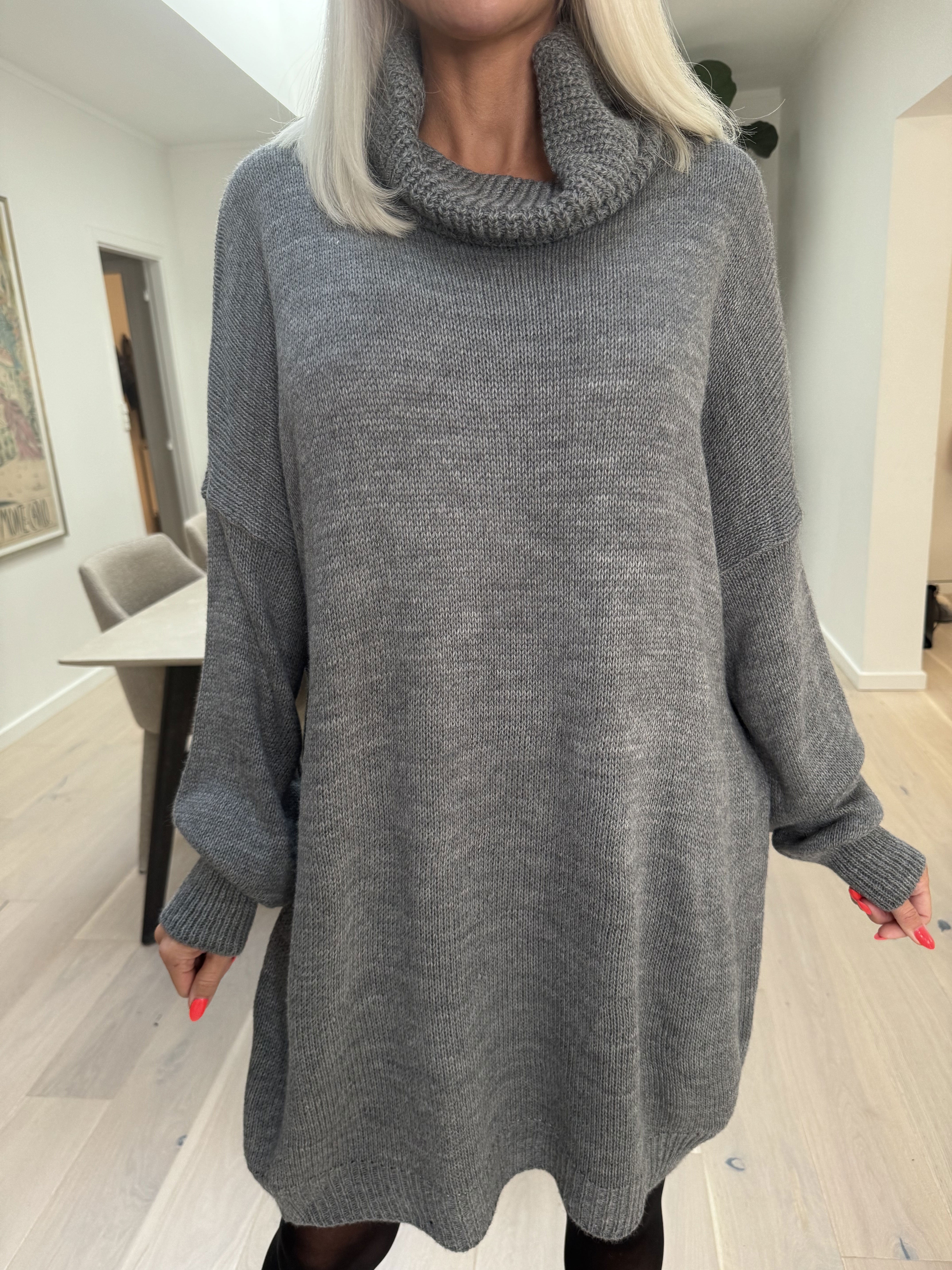 Blair - Ensfarvet strikkjole med turtleneck